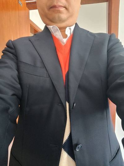  这款休闲西装太实用了！面料柔软舒适，不像传统西装那样僵硬，版型是修身的韩版，上身很随性。搭配T恤或者衬衫都好看，上班穿不会太严肃，日常穿也很时髦，颜色是百搭的黑色，百搭又耐看，已经回购了！