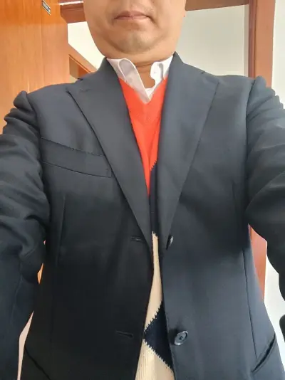  这款休闲西装太实用了！面料柔软舒适，不像传统西装那样僵硬，版型是修身的韩版，上身很随性。搭配T恤或者衬衫都好看，上班穿不会太严肃，日常穿也很时髦，颜色是百搭的黑色，百搭又耐看，已经回购了！