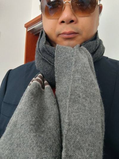 这条羊毛混纺围巾真的挖到宝了！摸起来软糯亲肤，完全不扎脖子，秋冬裹在身上暖乎乎的超舒服。复古的花色特别提气质，不管是搭大衣还是羽绒服都很有氛围感，长度刚好能绕两圈，防风又好看。性价比直接拉满，这个冬天的本命围巾就是它了！