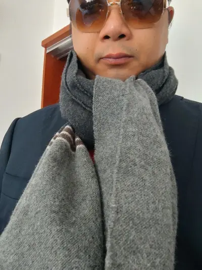 这条羊毛混纺围巾真的挖到宝了！摸起来软糯亲肤，完全不扎脖子，秋冬裹在身上暖乎乎的超舒服。复古的花色特别提气质，不管是搭大衣还是羽绒服都很有氛围感，长度刚好能绕两圈，防风又好看。性价比直接拉满，这个冬天的本命围巾就是它了！