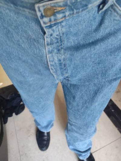 复古蓝的颜色太对味了，做旧的质感很有年代感，一点都不廉价。面料带点弹力，穿上不会紧绷勒腿，久坐也不会觉得不舒服，修身但不贴肤，完美勾勒腿型还不暴露小赘肉。裤长刚刚好，搭小白鞋都超显利落，上班穿得体，下班约会也不违和，已经回购同款不同色了！