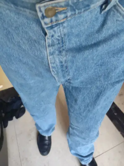 复古蓝的颜色太对味了，做旧的质感很有年代感，一点都不廉价。面料带点弹力，穿上不会紧绷勒腿，久坐也不会觉得不舒服，修身但不贴肤，完美勾勒腿型还不暴露小赘肉。裤长刚刚好，搭小白鞋都超显利落，上班穿得体，下班约会也不违和，已经回购同款不同色了！