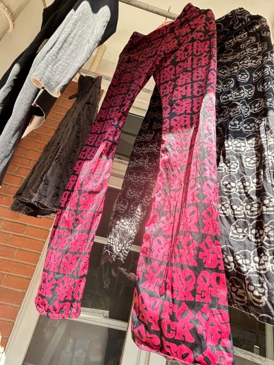 在挖煤姬入手hysteric glamour印花裤子，实物与描述一致，版型印花都很赞。选EMS运输速度快，打包严实无破损，全程省心，日淘体验超棒，推荐！


