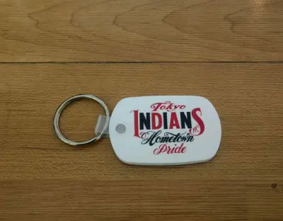 在挖煤姬淘到一个TOKYO INDIANS代官山茑屋书店限定款钥匙扣，复古机车风格，最美配色 ，USA产，做工精良，Neighborhood二把手Nau Shima成立的个人品牌Tokyo Indians，只为东京骑行俱乐部会员开放购买 。