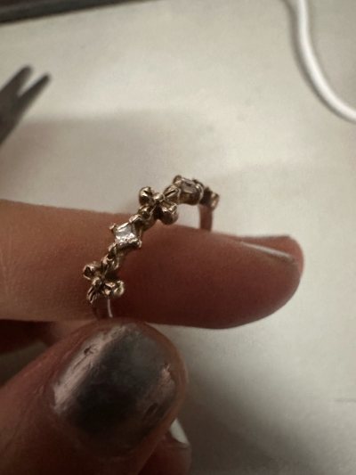 日淘收到超满意！十字架项链设计感足，质感高级；碎钻戒指精致闪亮，素圈简约百搭。做工精细无瑕疵，包装严实，物流快，性价比高，日常穿搭超合适