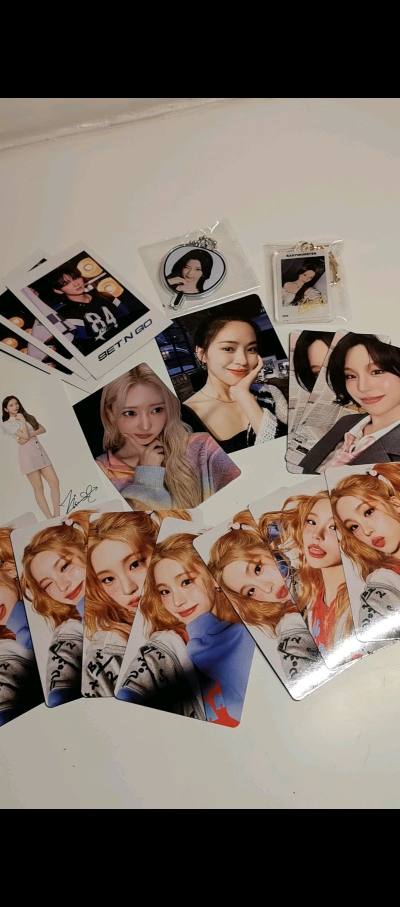 特别开心的一次购物！切到了一些自担稀有，还有一些一套的卡 运回包装很安全，出瑕也很少，非常值得的一次购物！感谢挖煤姬