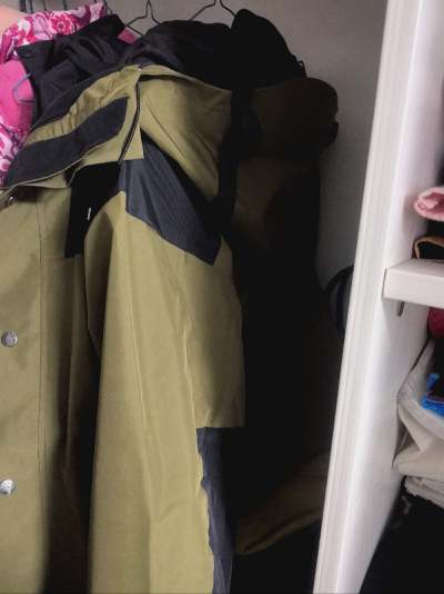 北面1990冲锋衣真的是户外爱好者的终极装备！穿上它去爬山，不管是大风还是暴雨，里面都干爽得不行。GORE-TEX面料太强了，防水又透气，出汗了也不会闷。剪裁特别合身，活动起来超自在，不像其他冲锋衣那么臃肿。腋下的透气拉链设计很贴心，热的时候一拉开，瞬间凉快。YKK...北面1990冲锋衣真的是户外爱好者的终极装备！穿上它去爬山，不管是大风还是暴雨，里面都干爽得不行。GORE-TEX面料太强了，防水又透气，出汗了也不会闷。剪裁特别合身，活动起来超自在，不像其他冲锋衣那么臃肿。腋下的透气拉链设计很贴心，热的