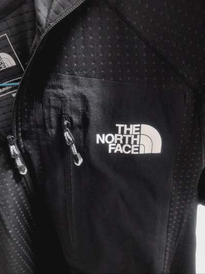 北面巅峰L1绝对是户外打底衣里的王者！PrimaLoft金标保暖科技真的绝了，薄薄一件穿身上，像裹了层会呼吸的暖空气，零下天气出门完全不哆嗦。最让我惊喜的是它的透气性，爬山出汗后后背居然一点都不黏，湿气秒排，完全不会像普通保暖内衣那样闷得难受。版型特别修身，当内搭完...北面巅峰L1绝对是户外打底衣里的王者！PrimaLoft金标保暖科技真的绝了，薄薄一件穿身上，像裹了层会呼吸的暖空气，零下天气出门完全不哆嗦。最让我惊喜的是它的透气性，爬山出汗后后背居然一点都不黏，湿气秒排，完全不会像普通保暖内衣那样闷得