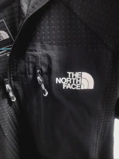 北面巅峰L1绝对是户外打底衣里的王者！PrimaLoft金标保暖科技真的绝了，薄薄一件穿身上，像裹了层会呼吸的暖空气，零下天气出门完全不哆嗦。最让我惊喜的是它的透气性，爬山出汗后后背居然一点都不黏，湿气秒排，完全不会像普通保暖内衣那样闷得难受。版型特别修身，当内搭完...北面巅峰L1绝对是户外打底衣里的王者！PrimaLoft金标保暖科技真的绝了，薄薄一件穿身上，像裹了层会呼吸的暖空气，零下天气出门完全不哆嗦。最让我惊喜的是它的透气性，爬山出汗后后背居然一点都不黏，湿气秒排，完全不会像普通保暖内衣那样闷得