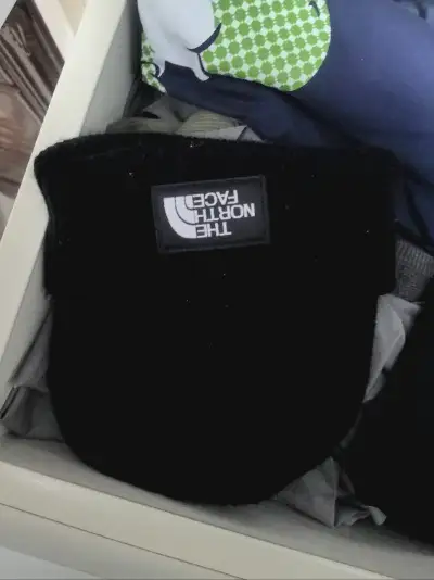 北面的帽子和摇粒绒外套简直是秋冬户外绝配！先说帽子，抓绒内里软乎乎地贴着额头，风再大耳朵和后脑勺都被包裹得严严实实，魔术贴调节带完全不会压乱发型。摇粒绒外套更绝，表面密实的绒毛挡风效果一流，内里蓬松得像裹着云朵，单穿零上5度不冷，叠穿冲锋衣零下10度都扛得住。最惊喜...北面的帽子和摇粒绒外套简直是秋冬户外绝配！先说帽子，抓绒内里软乎乎地贴着额头，风再大耳朵和后脑勺都被包裹得严严实实，魔术贴调节带完全不会压乱发型。摇粒绒外套更绝，表面密实的绒毛挡风效果一流，内里蓬松得像裹着云朵，单穿零上5度不冷，叠穿冲锋