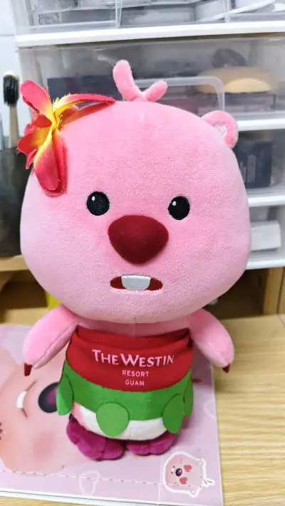 
 
终于入手了赞萌露比和关岛威斯汀酒店的联名限定款！粉嘟嘟的露比换上了充满海岛风情的草裙装，头上还别着精致的小花，软乎乎的手感超好，细节也做得特别精致，不管是正面还是背面都萌到犯规～作为loopy的忠实粉丝，这款限定款真的太值得收藏了，摆在家里都像把热带海岛的阳光...
 
终于入手了赞萌露比和关岛威斯汀酒店的联名限定款！粉嘟嘟的露比换上了充满海岛风情的草裙装，头上还别着精致的小花，软乎乎的手感超好，细节也做得特别精致，不管是正面还是背面都萌到犯规～作为loopy的忠实粉丝，这款限定款真的太值得收藏了，