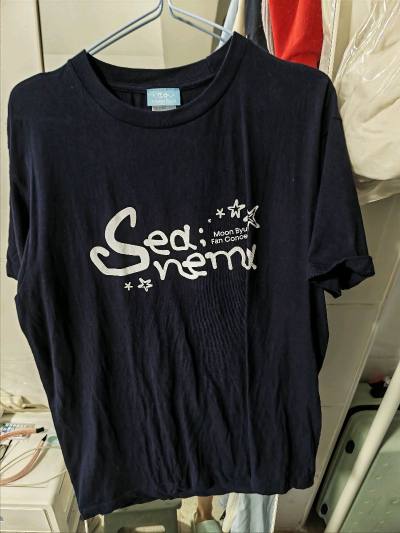 收到文星伊粉丝见面会限定T恤啦！藏蓝底色配手写风字体与星星点缀，版型宽松舒适，是流星雨收藏与日常穿搭的绝佳选择，满是专属回忆感。