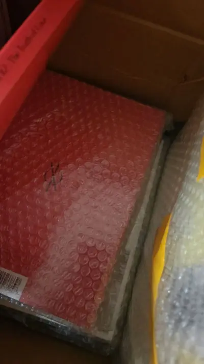 一口气收了好多东方神起的未拆专辑，特别是一本国内比较难找的未拆封写真，全部都打包得超级严实，满满一大箱子超级开心～