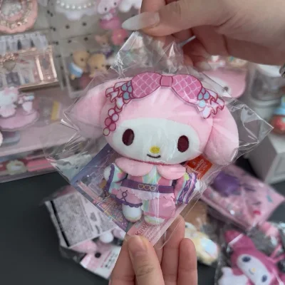 满满一筐粉粉嫩嫩的美乐蒂周边，从毛绒玩偶到文具、收纳袋，每一件都软萌可爱，三丽鸥的少女心直接拉满，看着就幸福感爆棚。