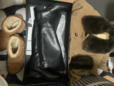 在挖煤姬买到了超喜欢的大衣外套！！！
?挖到了银座的绝美长靴，可以说是全新的，好美！喜欢喜欢
?最爱的毛毛外套大衣，太实惠了，非常好看，而且很暖
?还买了一双ugg,保存得很好
?快递选的海运，因为买的东西太重了，不过也还蛮快的