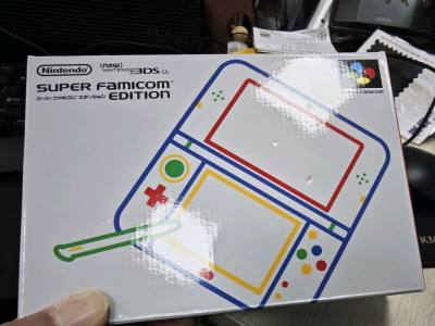 这几年New 3DSLL莫名其妙地越来越贵，这次买了个SFC限定的新大三，一直很喜欢。终于痛下决心，买了一个，机器对码，但是手写笔待不住。估计是暗病，卖家没说明，这次撞大运失败。