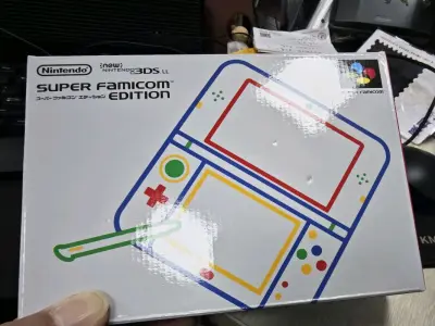 这几年New 3DSLL莫名其妙地越来越贵，这次买了个SFC限定的新大三，一直很喜欢。终于痛下决心，买了一个，机器对码，但是手写笔待不住。估计是暗病，卖家没说明，这次撞大运失败。
