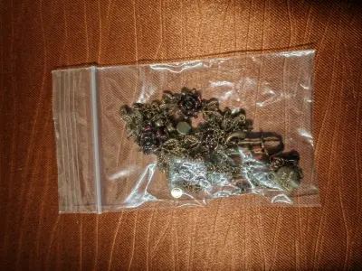 axes的小物主题丰富非常适合作为极繁爱好者进行搭配使用，有了挖煤姬，更是可以好价购入往季商品，性价比十足。油画裙更是经典之作，在日拍上只需原价一半就能买到全新品