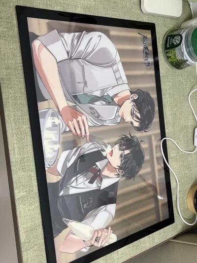 感谢挖煤姬，成功买到了喜欢的魔道情人节海报?，价格也比国内好很多，提供的竹蜻蜓路线又便宜又迅速！大大节省了国际邮费的花销，提供的包装盒也非常硬挺，令人安心！