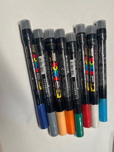 在挖煤姬切到了停产的三菱posca软头丙烯马克笔，非常满意！！！在国内购物平台上找了好久都没找到，现在终于让我拥有咯～