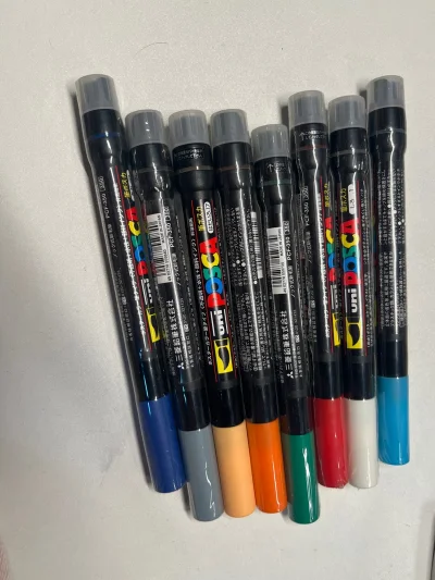 在挖煤姬切到了停产的三菱posca软头丙烯马克笔，非常满意！！！在国内购物平台上找了好久都没找到，现在终于让我拥有咯～