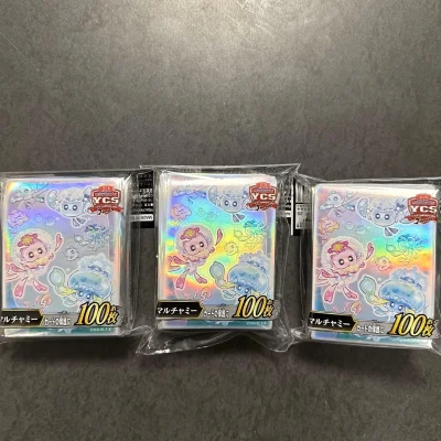 终于入手了心心念念的YCSJ名古屋限定多多迷宝卡套，实物比图片还要好看！镭射渐变的配色在光下blingbling的，梦幻感直接拉满，颜值完全长在我的审美点上。而且这个卡套是少有的银底卡套


