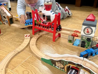 托马斯木质轨道真的太适合给宝宝做启蒙玩具了✨海淘入手不仅方便，价格也很实惠，性价比拉满！轨道拼接灵活，还能搭配不同场景配件，宝宝一玩就是大半天，专注力和动手能力都在提升，真心推荐给想给娃选益智玩具的姐妹?‍♀️


