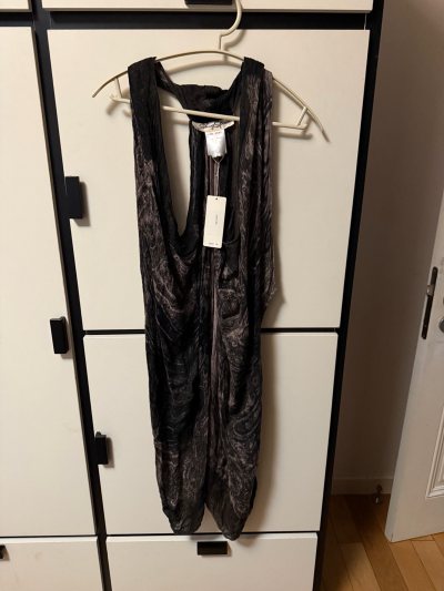 成色很好非常香 颜色是很有质感的复古棕色 上身很有气质而且很好搭配 版型利落不会显臃肿 性价比很高 物流也很快 包装的很精美