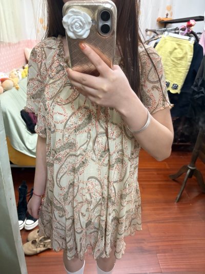 去年快到仓库保管时间了于是分了两箱发货来，先上身一部分看看，每件都意外的很搭，而且衣服都香香的，还辣么便宜，13件衣服税费才70多，历史上交的最低的税，太开心咯