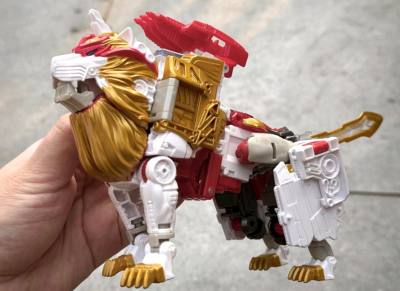 这一款擎天柱可以变成3种形态，实在是特别帅气，终于是买到了这一款玩具，而且成色还不错，价格也很合适，非常感谢这个平台，而且发货非常快


