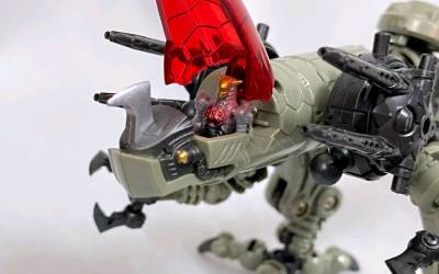 玩具不仅帅，还有小人可以坐在驾驶舱里面，特别的帅气最重要的是平台发货特别的快，包裹特别的严实，我非常喜欢这一款玩具，感谢平台