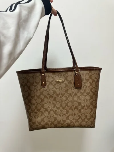 这款包出了肩带有太多瑕疵 去网上买个肩带换上去就好了 又可以多战斗几年 除了图片上面没有拍出包的边边也有瑕疵 其他都很满意 棕色很低调 也很百搭


