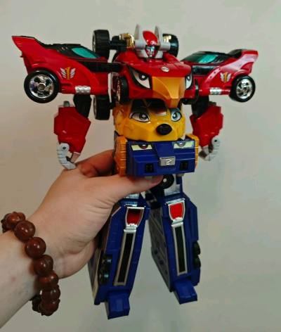 终于买到了这款玩具，特别的帅气，拼完后成色特别的好，而且能够合体变形。感谢平台给我这个机会，让我可以买到这款玩具，发货特别的快，包裹非常的好