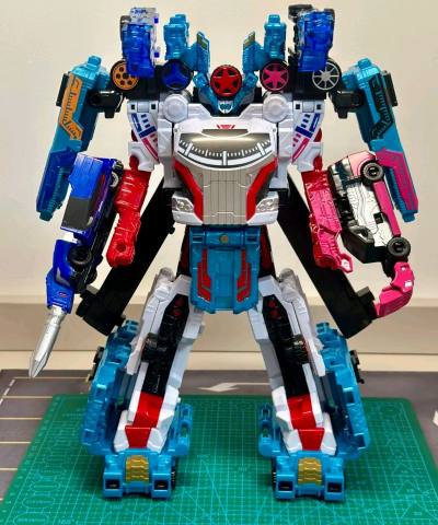 终于买到了这款玩具，终于合体了，合体后真的非常的帅气，特别的霸气，眼神特别的凌厉。我特别喜欢这款玩具，太帅气了，我的天呐


