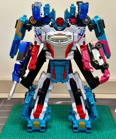 终于买到了这款玩具，终于合体了，合体后真的非常的帅气，特别的霸气，眼神特别的凌厉。我特别喜欢这款玩具，太帅气了，我的天呐


