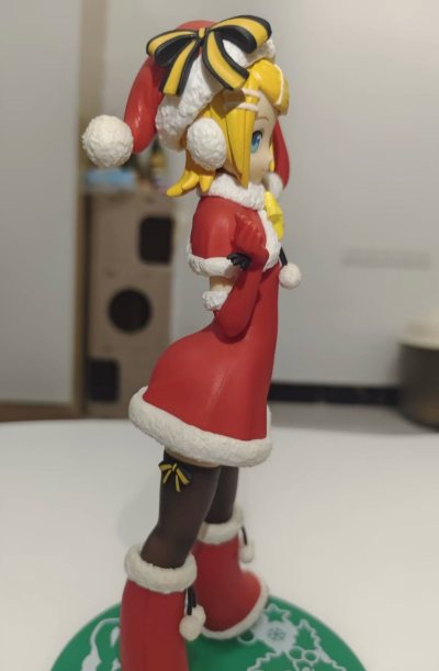 一打开，看到包装，太可爱了，超级喜欢！东西也喜欢。镜音铃非常可爱，挖煤姬的客服解决问题还是很热情的！物流速度很快很安全