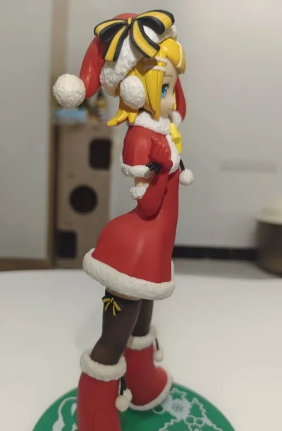 一打开，看到包装，太可爱了，超级喜欢！东西也喜欢。镜音铃非常可爱，挖煤姬的客服解决问题还是很热情的！物流速度很快很安全