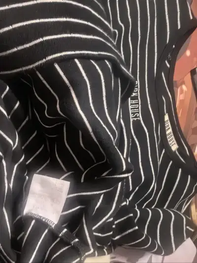 很百搭的一件pinkhouse黑白条纹内搭，在挖煤姬入手穿着频率竟然出奇的高，衣物和卖家描述一致，物流途中挖煤姬也用了泡沫板保护，安心满满