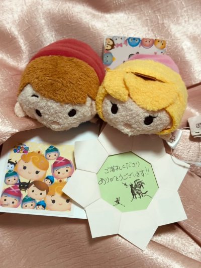 切了一对迪士尼睡美人公主与菲利普王子的松松，还附带有一张特典贴纸，松松很可爱虽然小小的但是细节都有还原，樱花妹还手绘了菲利普王子打败玛琳菲森恶龙的场景，哈特软软！