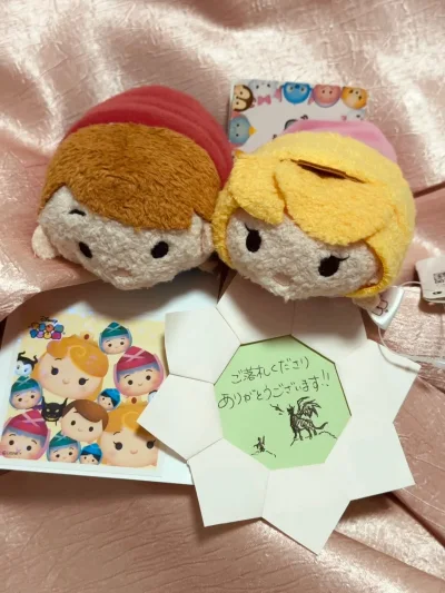 切了一对迪士尼睡美人公主与菲利普王子的松松，还附带有一张特典贴纸，松松很可爱虽然小小的但是细节都有还原，樱花妹还手绘了菲利普王子打败玛琳菲森恶龙的场景，哈特软软！