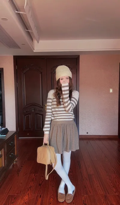 终于蹲到心仪的Burberry中古针织裙！在挖煤姬下单后，合箱打包超用心，层层防护让裙子完好无损。清关顺利时效比预期快，到手后成色超新，条纹清晰无磨损，经典版型百搭又耐看，上身温柔显瘦，日系感拉满。这次海淘体验满分，以后日淘还会优先选这里！