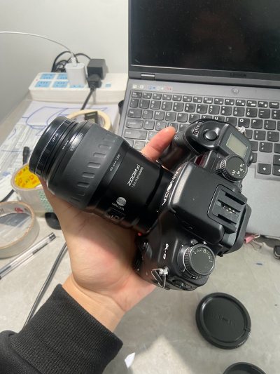 终于蹲到了心心念念的美能达A9了，哈哈哈哈哈哈哈哈哈哈，相机到手靓仔，功能正常，包裹八角尖尖好评好评，可以拿着a9去快乐拍照了



