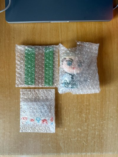 包装很好，实物与照片误差。
明信片用两层厚纸片保护起来了。其他商品也至少受到两层气泡纸的保护，十分感谢！期待下次合作