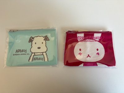 又到了两个小包包～哈哈～朋友问我买这么多小包包干嘛呢～嘻嘻～我回答她当然是装可爱啊！这么可爱的小包包！装什么我都开心！