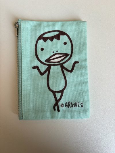 这个陶醉的表情是因为看到镜子的自己吗？哈哈哈哈哈……不要太可爱了……太喜欢了！大小很合适，方便出行！拿出来看到心情也超级好！