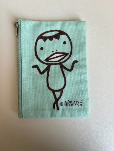 这个陶醉的表情是因为看到镜子的自己吗？哈哈哈哈哈……不要太可爱了……太喜欢了！大小很合适，方便出行！拿出来看到心情也超级好！