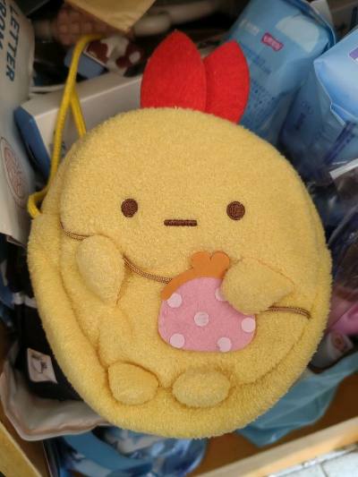 角落生物包包也太可爱啦～软乎乎的配色，小小的图案治愈又温柔，背着出门心情都变甜。搭配的衬衫还有精致小刺绣，细节满满，简约又乖巧，一身搭配软萌又清新，可爱到让人忍不住心动，日常穿超合适～