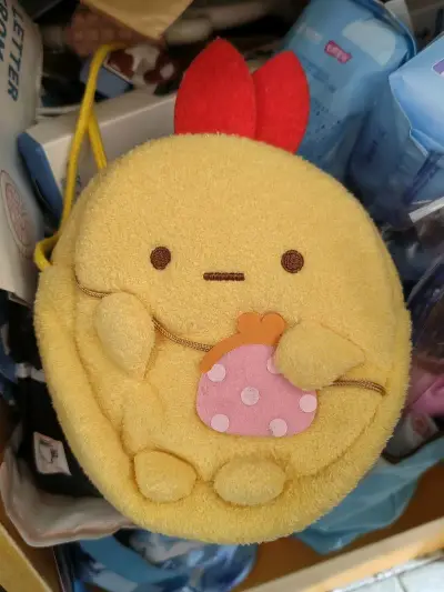 角落生物包包也太可爱啦～软乎乎的配色，小小的图案治愈又温柔，背着出门心情都变甜。搭配的衬衫还有精致小刺绣，细节满满，简约又乖巧，一身搭配软萌又清新，可爱到让人忍不住心动，日常穿超合适～