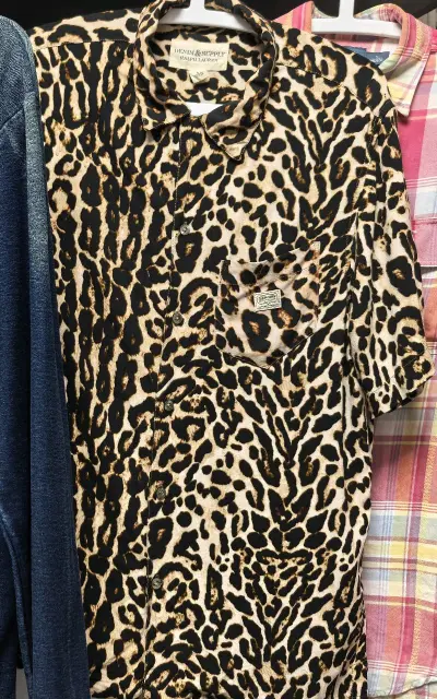 纠结了一周还是拿下这两件，花色一直是纠结的重点，担心不好驾驭，到手后证明完全多虑了。DS豹纹衬衫面料太舒服了，柔顺丝滑，而且很透气，夏天穿完全无压力，豹纹图案很霸气也很经典，完美的一件。RUGBY连帽开身夹克配色太喜欢了，主色红得很高级，水洗过后的饱和度看上去就很高...纠结了一周还是拿下这两件，花色一直是纠结的重点，担心不好驾驭，到手后证明完全多虑了。DS豹纹衬衫面料太舒服了，柔顺丝滑，而且很透气，夏天穿完全无压力，豹纹图案很霸气也很经典，完美的一件。RUGBY连帽开身夹克配色太喜欢了，主色红得很高级，