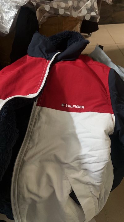 第八十三次购物分享～买了一件双面穿的Tommy Hilfiger的夹克衫～特别特别新！这个价格简直没有对手的No.1 完美就两个字，我愿意说一万次《